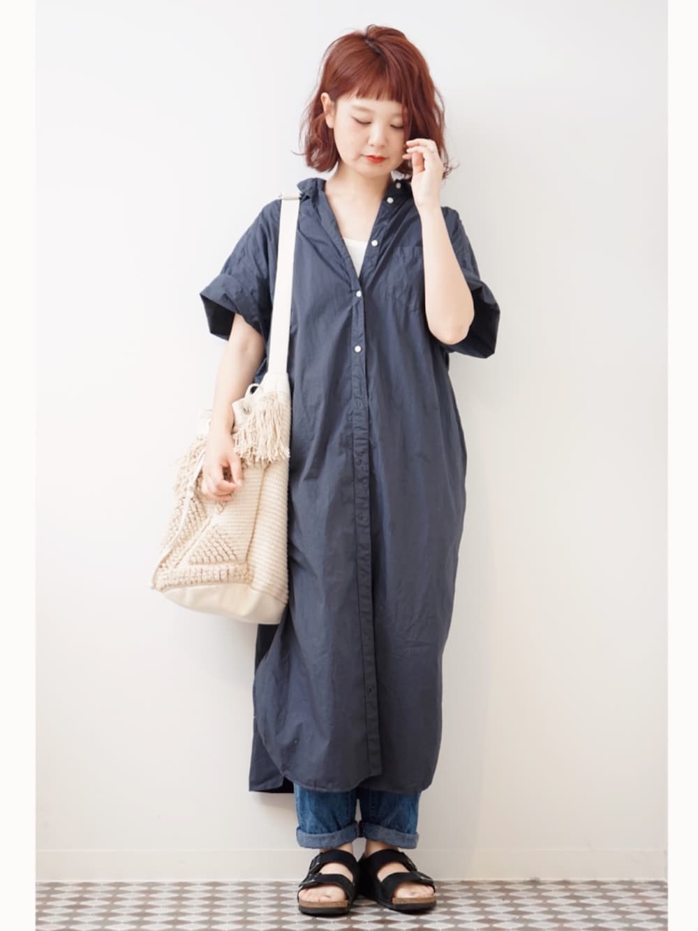 「シャツワンピ、ブリーチデニム、ワンピース×デニム、赤髪、サロン帰り、タッセル」｜「FREAK'S STOREのワッフルラウンド ロングレイヤードタンクトップ（タンクトップ、ホワイト系）」を使った、よちさん（レディース・157cm）の夏コーディネートの1枚目の写真