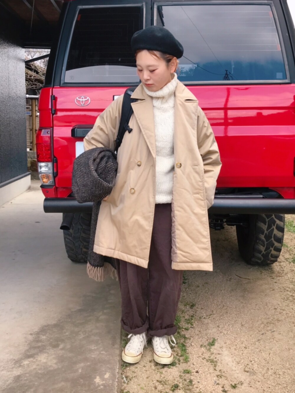 「防寒　、家族でお出掛け、ダブルコート、ベレー帽、タートルネック」｜「URBAN RESEARCH DOORSのふんわりベレー（ハンチング/ベレー帽、ブラック系）」を使った、よちさん（レディース・157cm）の冬コーディネートの1枚目の写真
