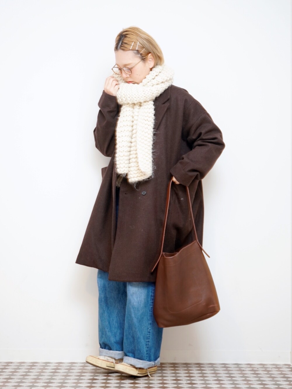 「パンツスタイル、ワイドデニム、チェスターコート、ダブルボタン、マフラーぐるぐる」｜「WEGOのWEGO/メタル細ヘアピン（ヘアピン、その他）」を使った、よちさん（レディース・157cm）の冬コーディネートの1枚目の写真