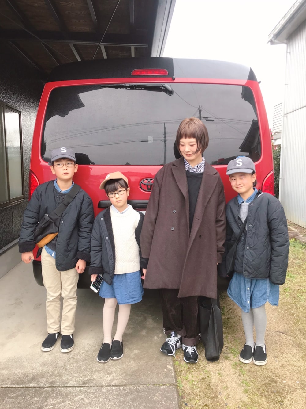 「親子コーデ、ダブルボタン、チェスターコート、チェックシャツ」｜「BEAMS BOYのBEAMS BOY / 100/2 ギンガムチェック ボタンダウン シャツ（シャツ/ブラウス、ブラック系）」を使った、よちさん（レディース・157cm）の冬コーディネートの1枚目の写真