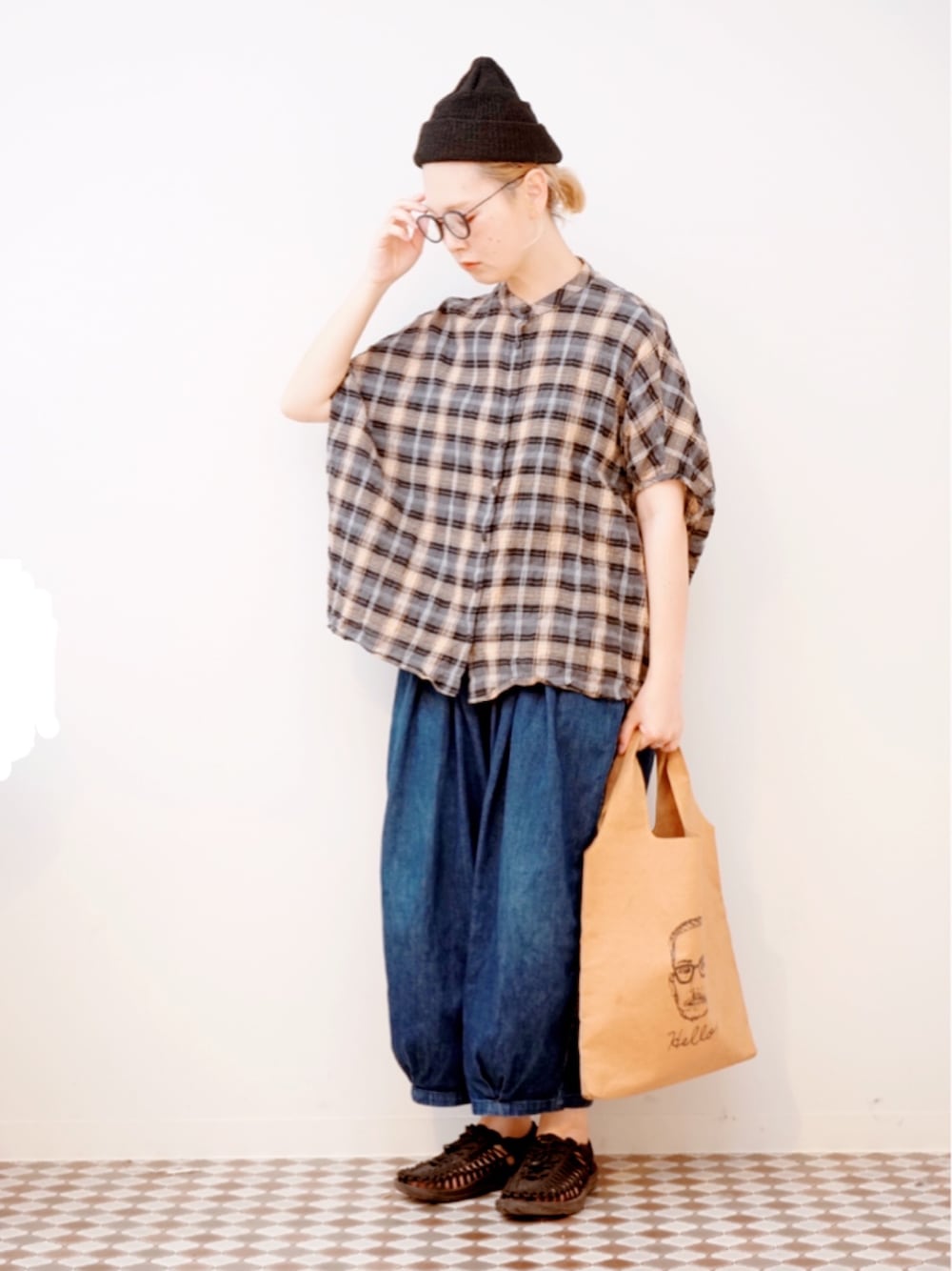 「ちょっとそこまで、ニット帽、バルーンパンツ」｜「URBAN RESEARCH DOORSの和紙ストリートニットキャップ（ニットキャップ/ビーニー、ブラック系）」を使った、よちさん（レディース・157cm）の夏コーディネートの1枚目の写真