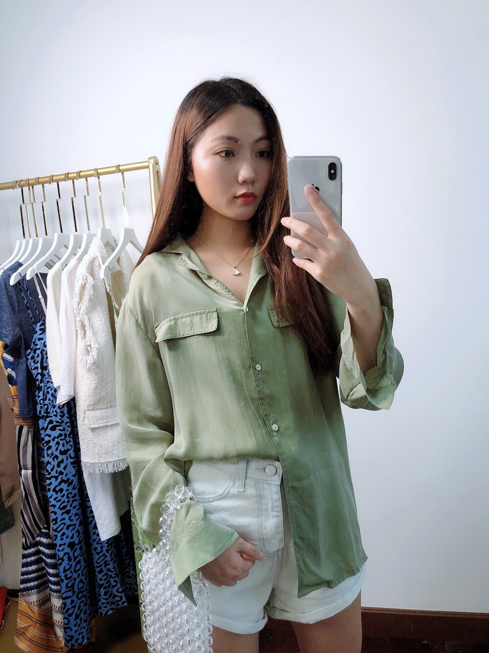 「ootd、夏、休闲、日系极简、女人味、牛仔裤、基础款、韩系」｜「BVLGARIのアイテム（ネックレス、ホワイト系）」を使った、晓梦梦さん（レディース・164cm）の夏コーディネートの1枚目の写真
