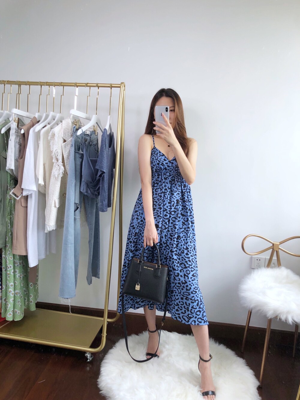 「ootd、夏、街头搭配、连衣裙、高跟鞋」｜「MICHAEL KORSのアイテム（トートバッグ、ブラック系）」を使った、晓梦梦さん（レディース・164cm）の夏コーディネートの1枚目の写真