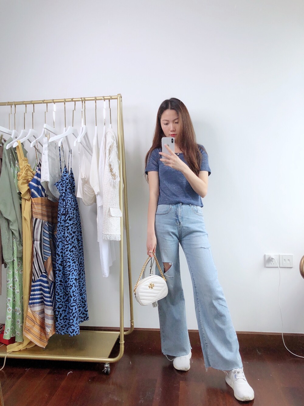 「ootd、夏、街头搭配、球鞋、休闲、牛仔裤、通勤穿搭、阔腿裤」｜「TORY BURCHのアイテム（ショルダーバッグ、ホワイト系）」を使った、晓梦梦さん（レディース・164cm）の夏コーディネートの1枚目の写真