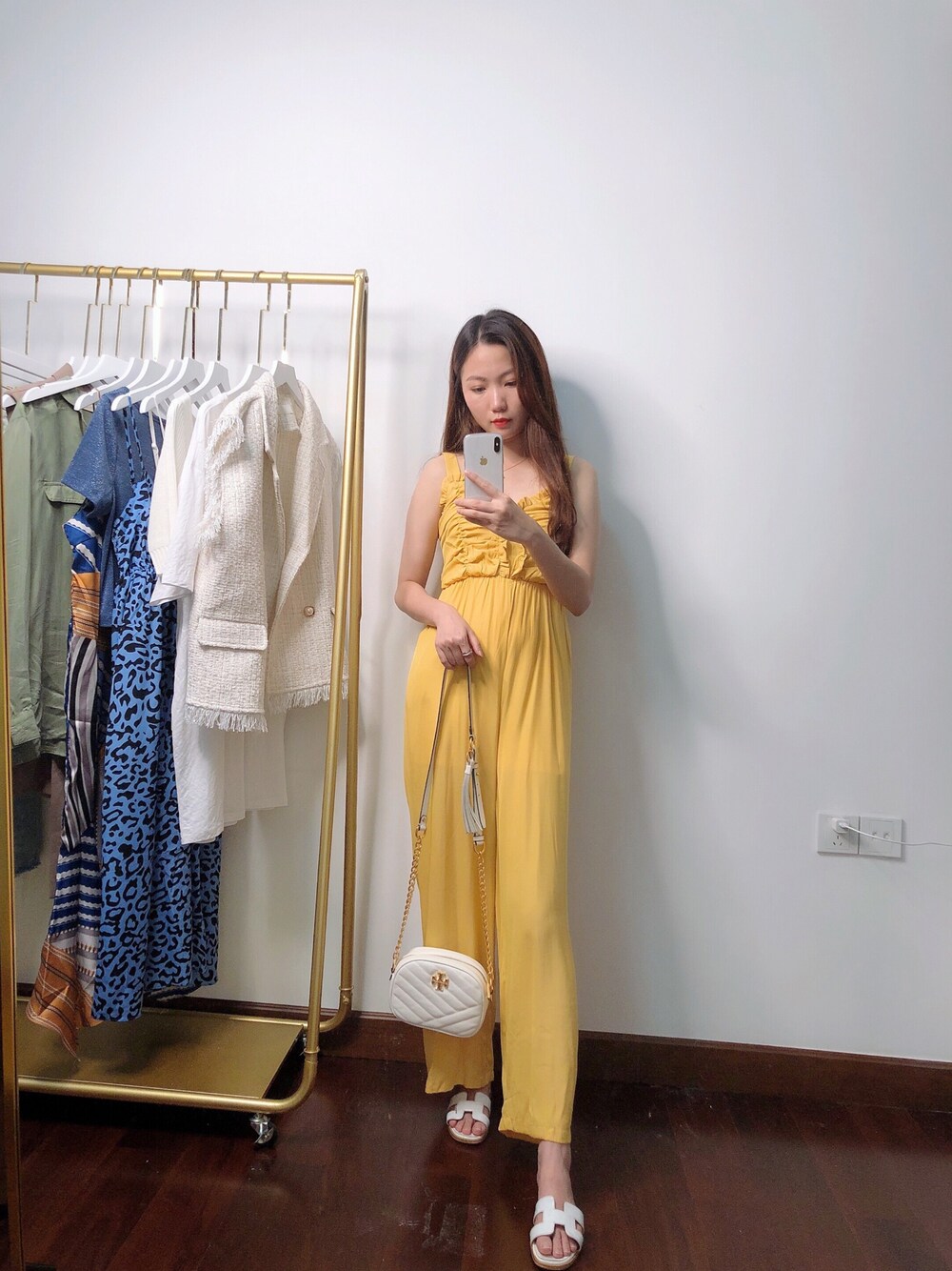 「连体裤、ootd、夏、街头搭配、休闲、日系极简、韩系」｜「晓梦梦的工作室のアイテム（その他パンツ、イエロー系）」を使った、晓梦梦さん（レディース・164cm）の夏コーディネートの1枚目の写真