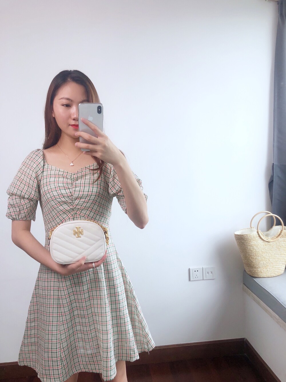 「ootd、夏、休闲、日系极简、连衣裙、女人味、韩系」｜「TORY BURCHのアイテム（ショルダーバッグ、ホワイト系）」を使った、晓梦梦さん（レディース・164cm）の夏コーディネートの1枚目の写真