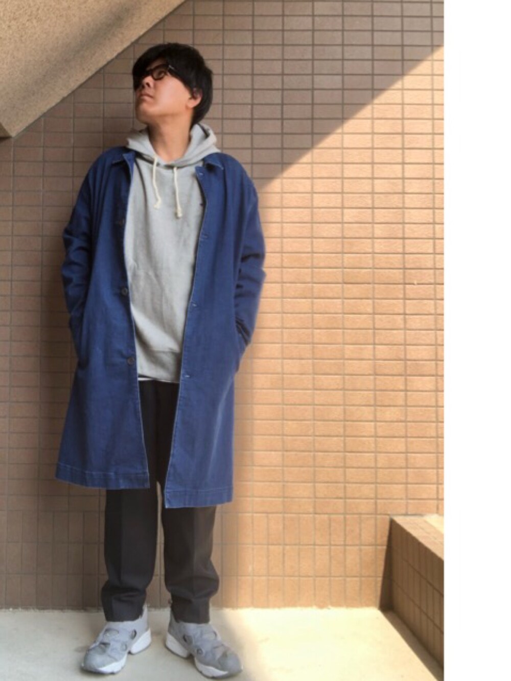 「リーボックラブ、平成最後のWEARISTAセンバツ、シンプルコーデ、おしゃれさんと繋がりたい、休日スタイル、スニーカーコーデ、大人カジュアル、タックイン」｜「ZARAのアイテム（ステンカラーコート、ブルー系）」を使った、ノエルさん（メンズ・173cm）の春コーディネートの1枚目の写真
