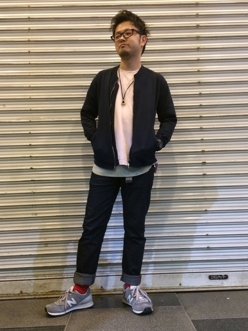 ブルー系のジャケット/アウター、ピンク系のスウェット、グレー系のタンクトップを着用したメンズの春コーディネートの1枚目の写真