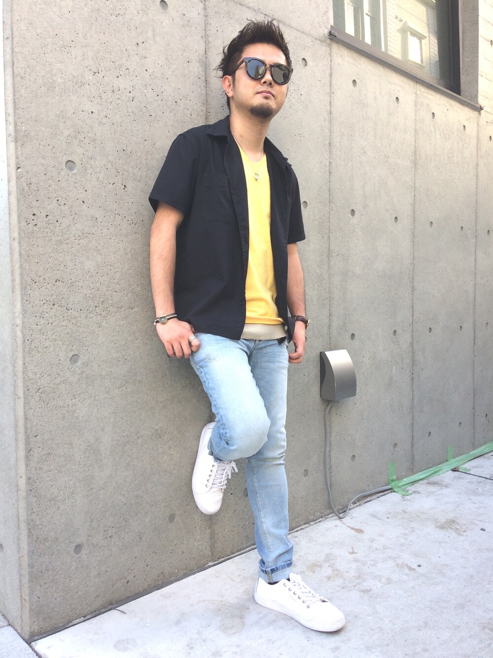 「夏、RAGEBLUE、サングラス、シンプル、シャツスタイル、イエロー、LTB、スキニーデニム、デニム、ラフ」｜「BEAMSのアイテム（シャツ/ブラウス、ブラック系）」を使った、hideboonさん（メンズ・165cm）の春コーディネートの1枚目の写真