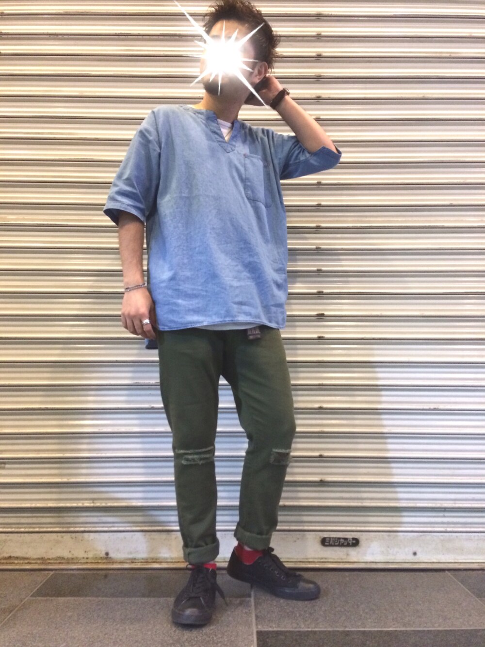 「カーキ、デニム、オトナカジュアル、ビッグシルエット、シンプルコーデ、カジュアル、converse、ロールアップ、スキニー、ootd」｜「REPIDOのキーネック5分袖プルオーバーデニムシャツ（Tシャツ/カットソー、ブルー系）」を使った、hideboonさん（メンズ・165cm）の夏コーディネートの1枚目の写真