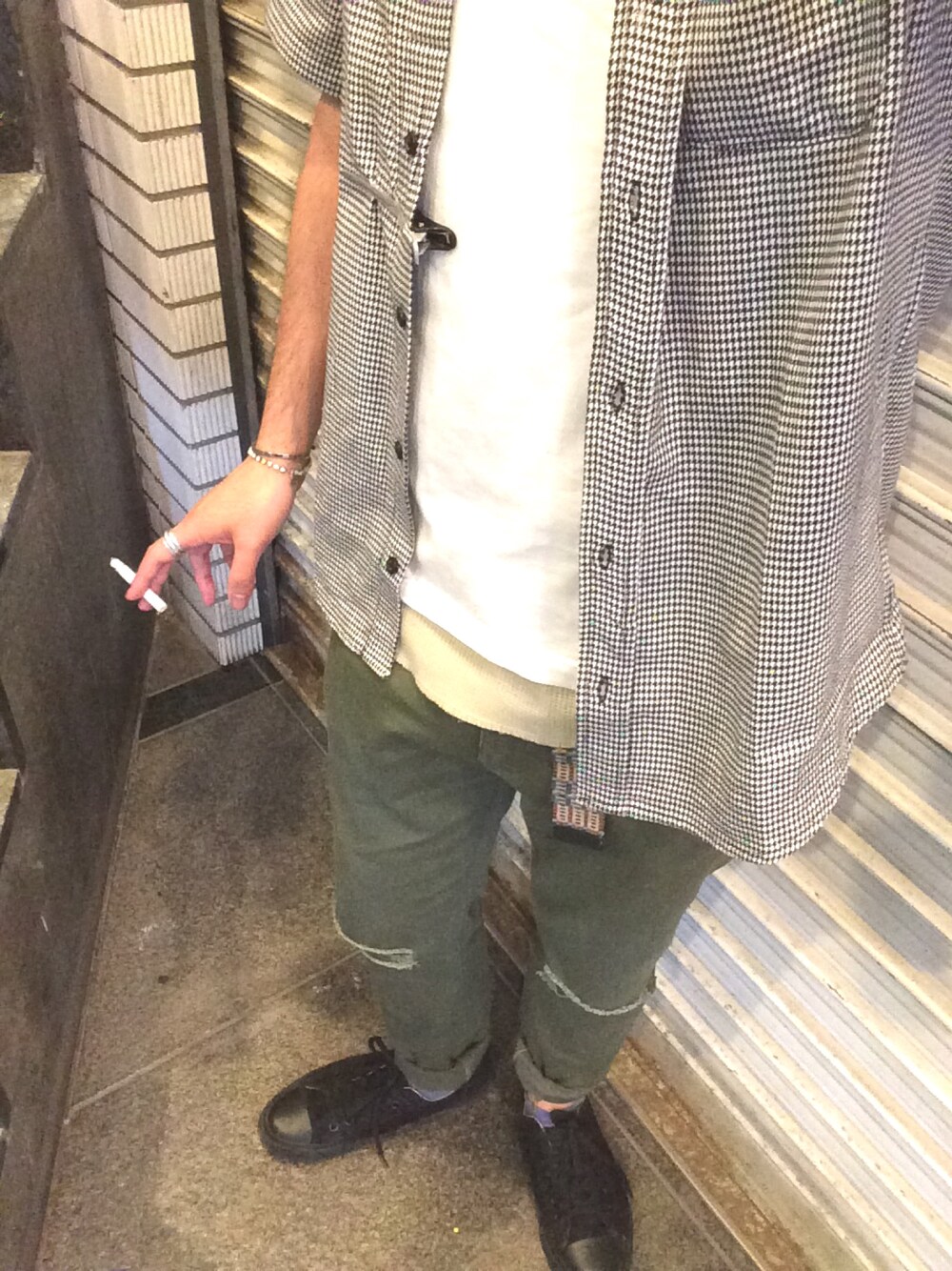 「レイヤードスタイル、ootd、カーキ、ロールアップ、ダメージデニムパンツ、夏、シャツスタイル、zipfive、RAGEBLUE、Daniel Wellington」｜「ZIP FIVEのブロードボタンダウン半袖シャツ（シャツ/ブラウス、その他）」を使った、hideboonさん（メンズ・165cm）の夏コーディネートの1枚目の写真