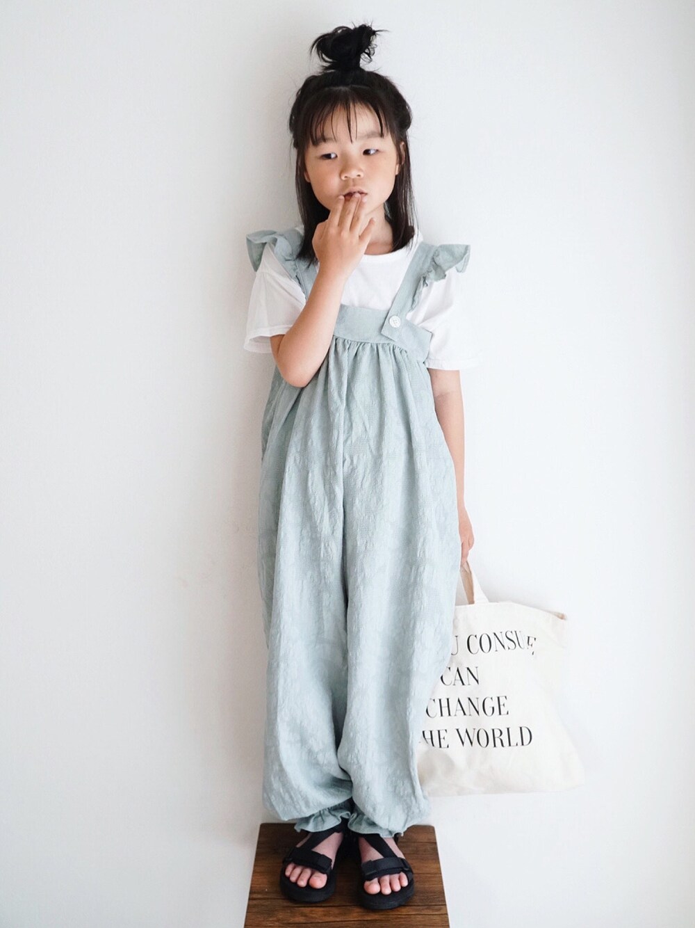 ホワイト系のTシャツ/カットソー、グリーン系のサロペット/オーバーオール、ホワイト系のトートバッグを着用したキッズの春コーディネートの1枚目の写真
