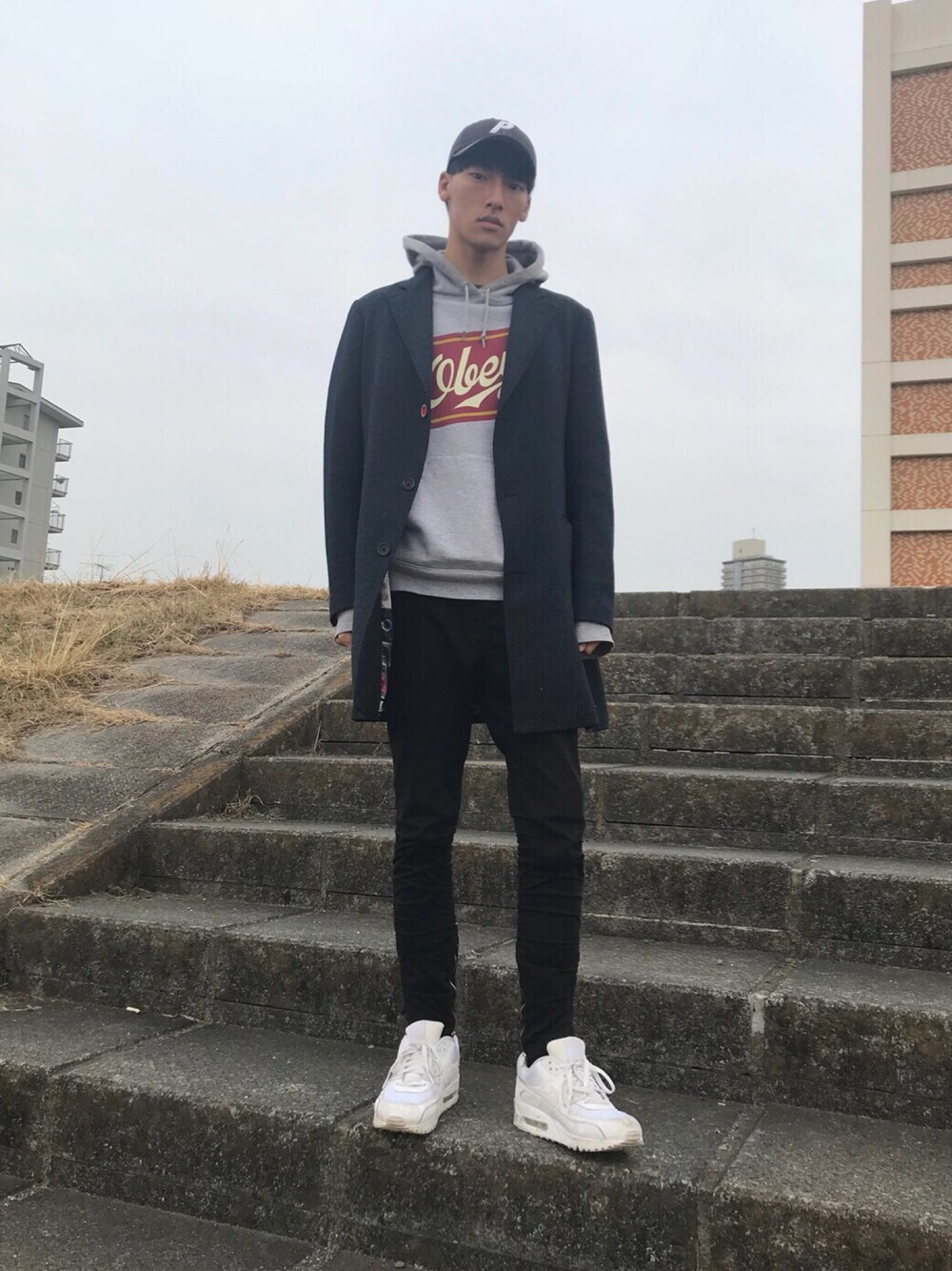 「ストリート、カジュアルコーデ、スニーカー、AIR MAX、NIKE、palace、シンプルコーデ、黒スキニー、大学生、パーカー」｜「NIKEのアイテム（スニーカー、ホワイト系）」を使った、Takumiさん（メンズ・186cm）の冬コーディネートの1枚目の写真