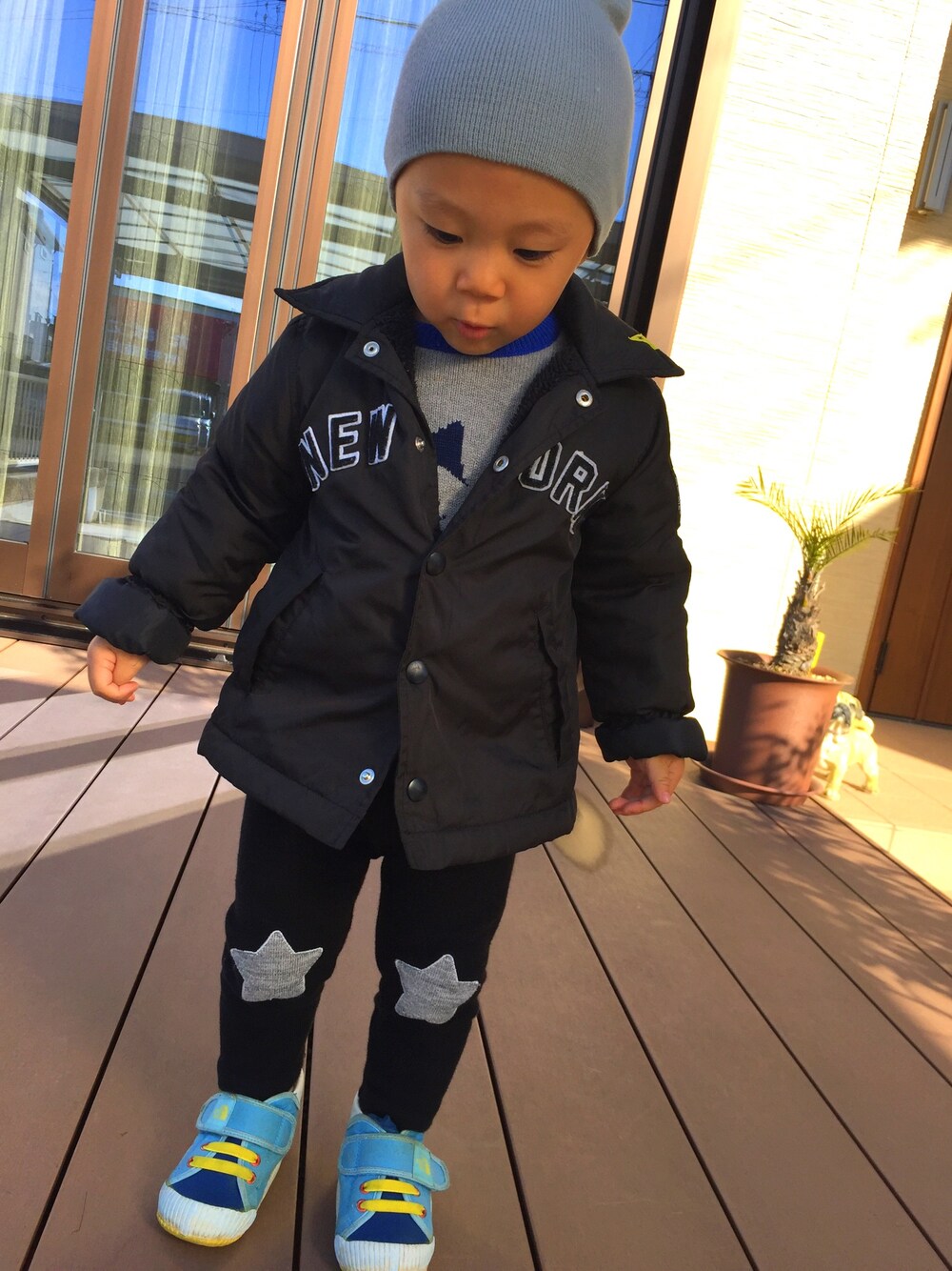 「キッズコーデ、おとこのこ、ootd、GAP、韓国子供服、星柄、ブラックコーデに差し色、ライトオン」｜「Right-onのアイテム（ダウンジャケット/コート、ブラック系）」を使った、rippeiさん（キッズ・90cm）の冬コーディネートの1枚目の写真