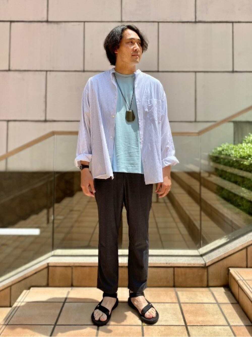 「カジュアル、大人カジュアル、サンダル、きれいめカジュアル、春コーデ、シャツスタイル、カジュアルコーデ、ゆるコーデ、417 by EDIFICE、417 EDIFICE」｜「417 EDIFICEの【BIG SHIRTS / ビックシャツ】BAND COLLAR SHIRTS（シャツ/ブラウス、ホワイト系）」を使った、MASAさん（メンズ・183cm）の春コーディネートの1枚目の写真