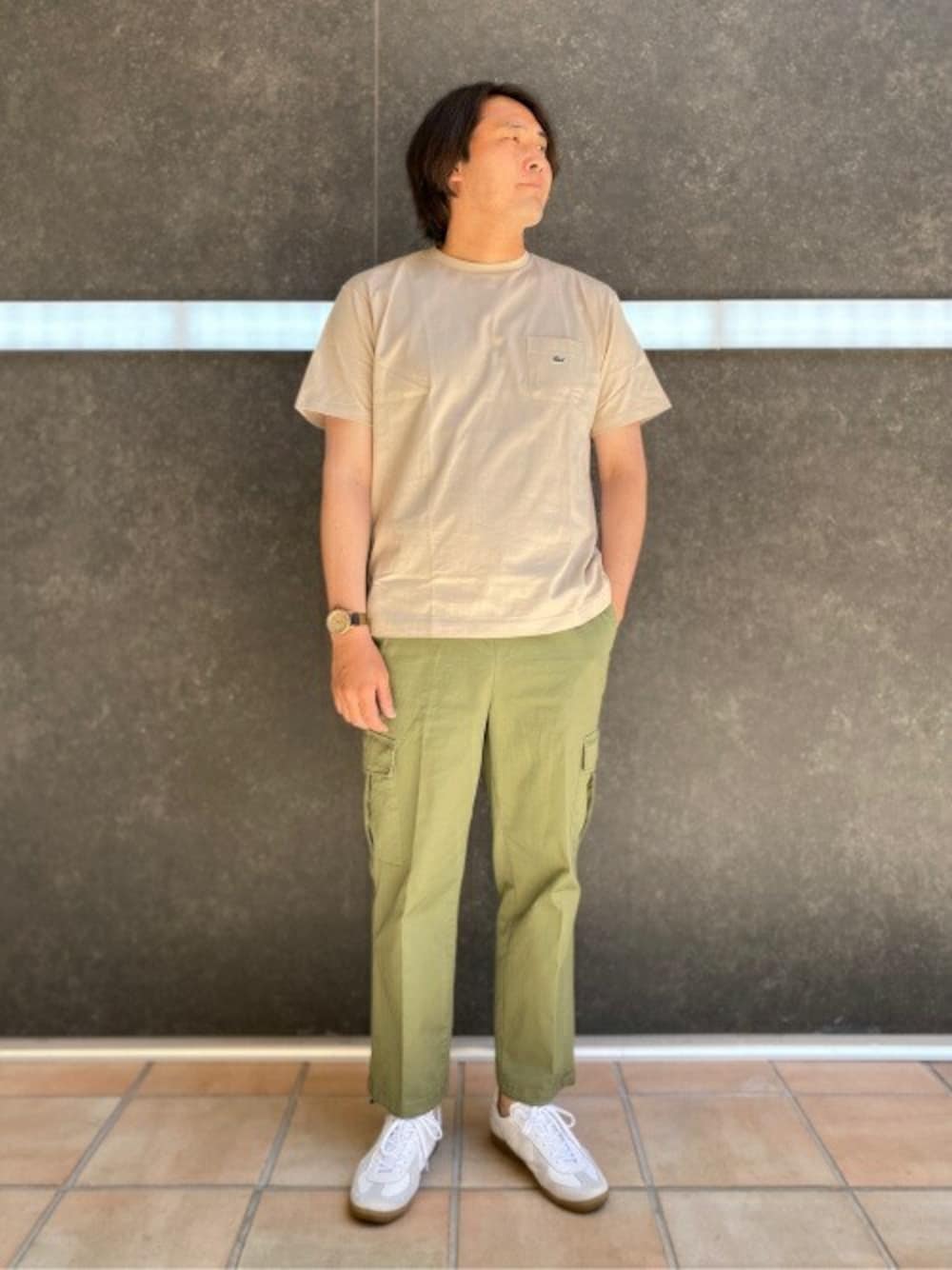 「カジュアル、LACOSTE、大人カジュアル、カーゴパンツ、ラフ、きれいめカジュアル、カジュアルコーデ、ゆるコーデ、417 by EDIFICE、417 EDIFICE」｜「LACOSTEの◆【OCEANS掲載】LACOSTE / ラコステ 417 別注 POCKET TEE（Tシャツ/カットソー、ベージュ系）」を使った、MASAさん（メンズ・183cm）の春コーディネートの1枚目の写真
