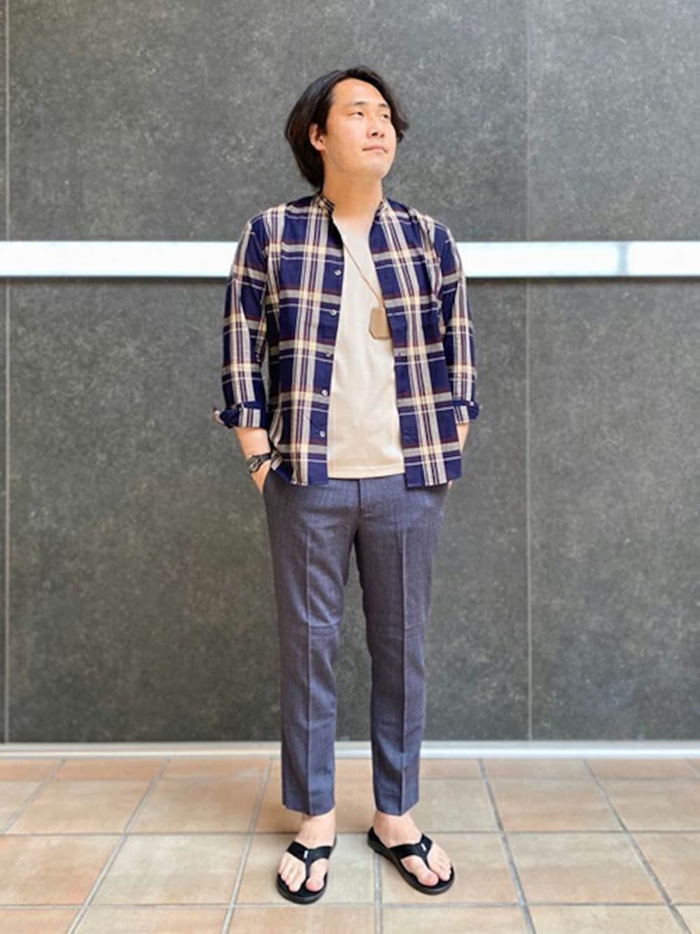 「チェック、シャツ、Tシャツ、スラックス、大人カジュアル、休日スタイル、サンダル、シャツスタイル、夏コーデ、417 EDIFICE」｜「417 EDIFICEの◆【INDIGO LINEN / インディゴ リネン】 ロングスリーブ ノーカラー シャツ（シャツ/ブラウス、ブラウン系）」を使った、MASAさん（メンズ・183cm）の春コーディネートの1枚目の写真