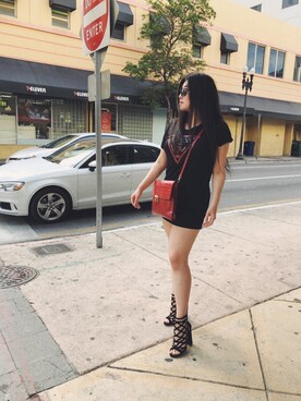 「Guess（ゲス）のアイテム（サンダル）」を使った、Irina  Chusさん（レディース・170cm）の夏コーディネート