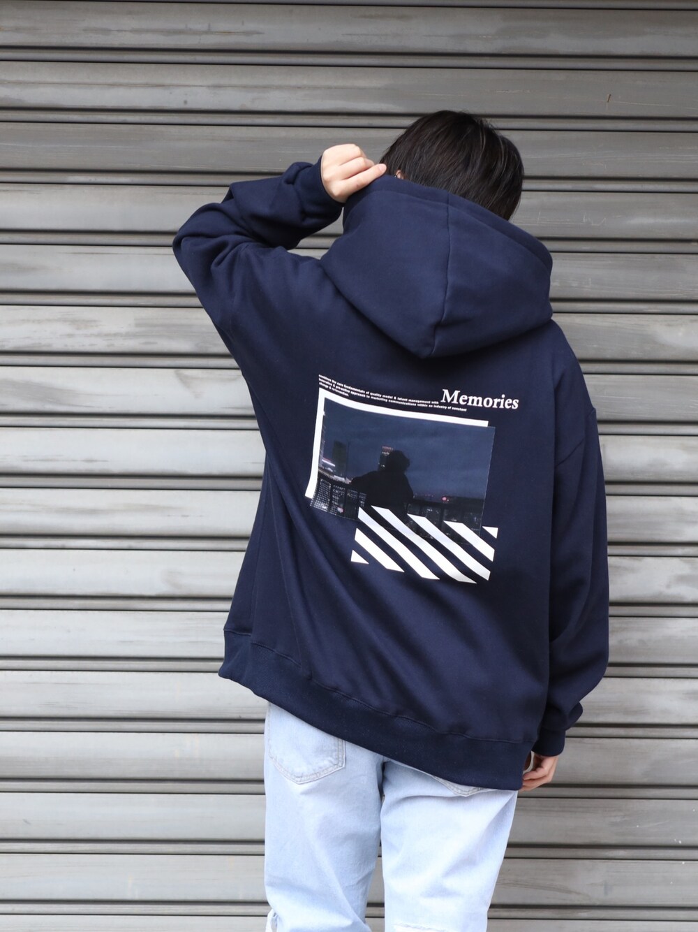 その他のパーカー、その他のデニムパンツを着用したレディースの冬コーディネートの1枚目の写真