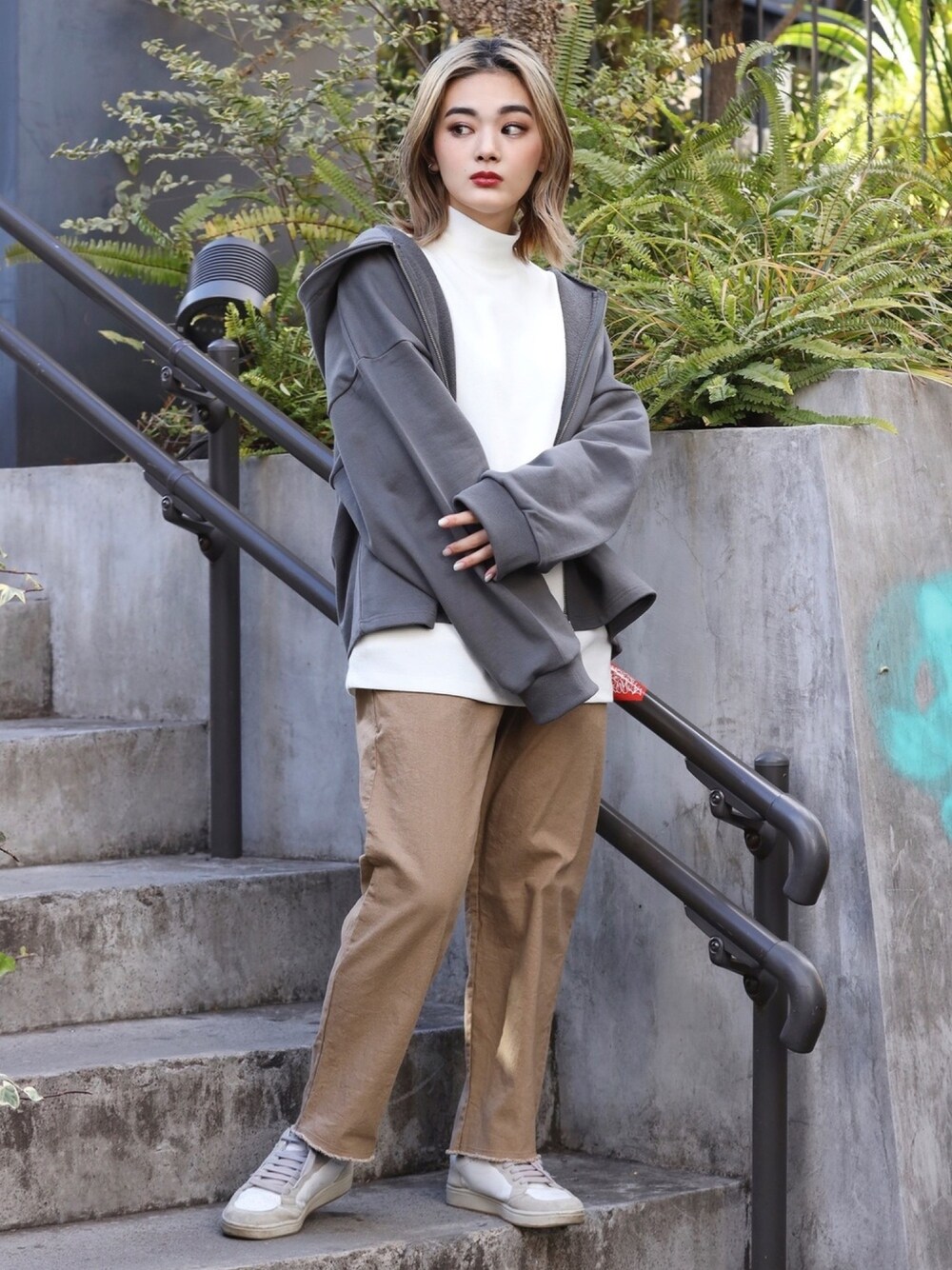 グレー系のブルゾン、その他のニット/セーター、その他のチノパンツを着用したレディースの冬コーディネートの1枚目の写真