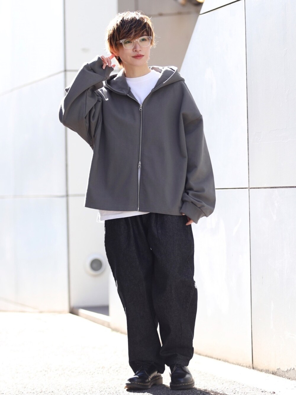 グレー系のブルゾン、その他のTシャツ/カットソー、その他のデニムパンツを着用したレディースの冬コーディネートの1枚目の写真