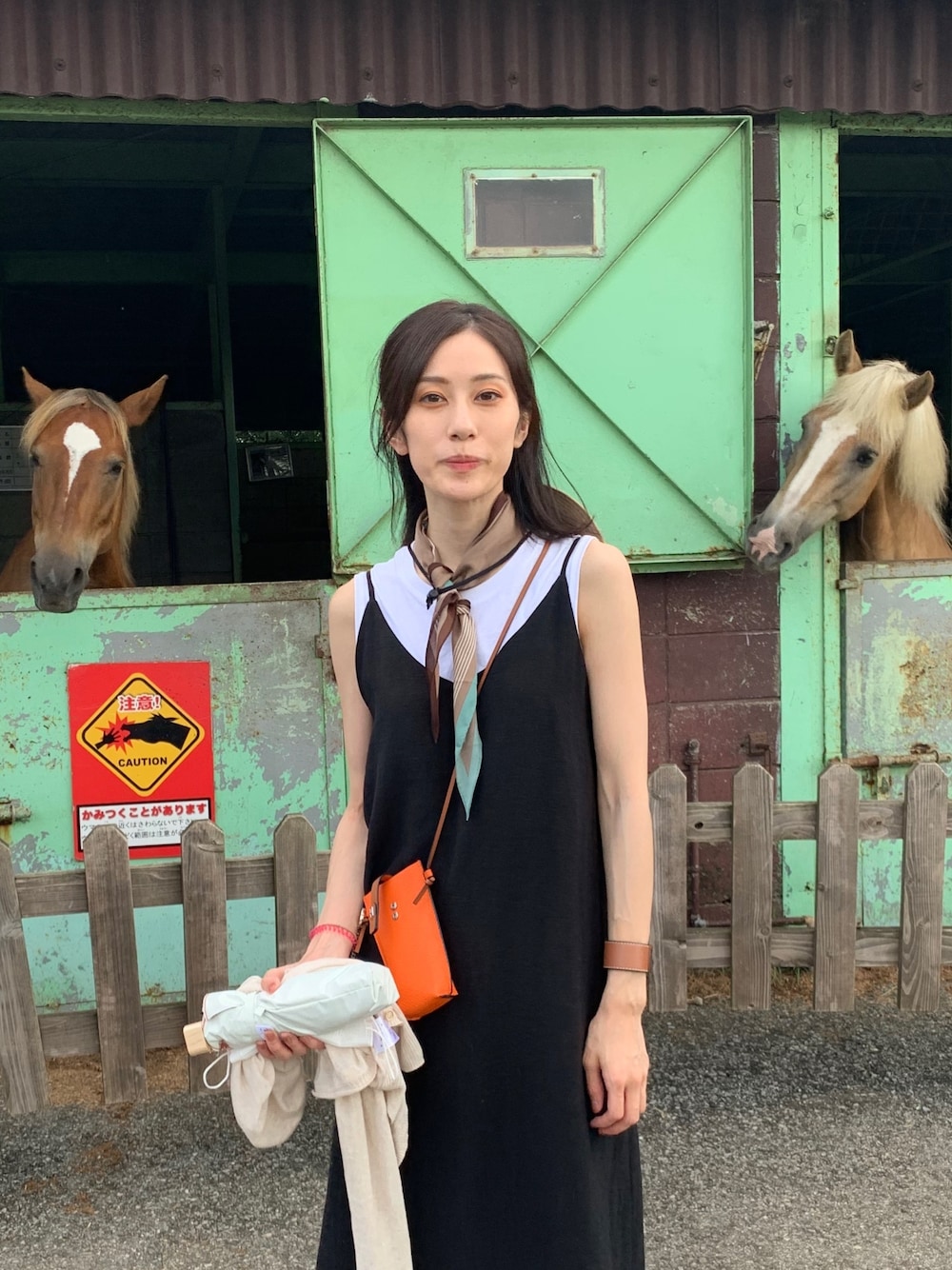 「牧場、ラクチンコーデ、キャミワンピ、スカーフ、スカーフアレンジ、iPhoneケース、ノースリーブ」｜「LOEWEのアイテム（ブレスレット、ブラウン系）」を使った、ample_yuyuさん（レディース・167cm）の夏コーディネートの1枚目の写真