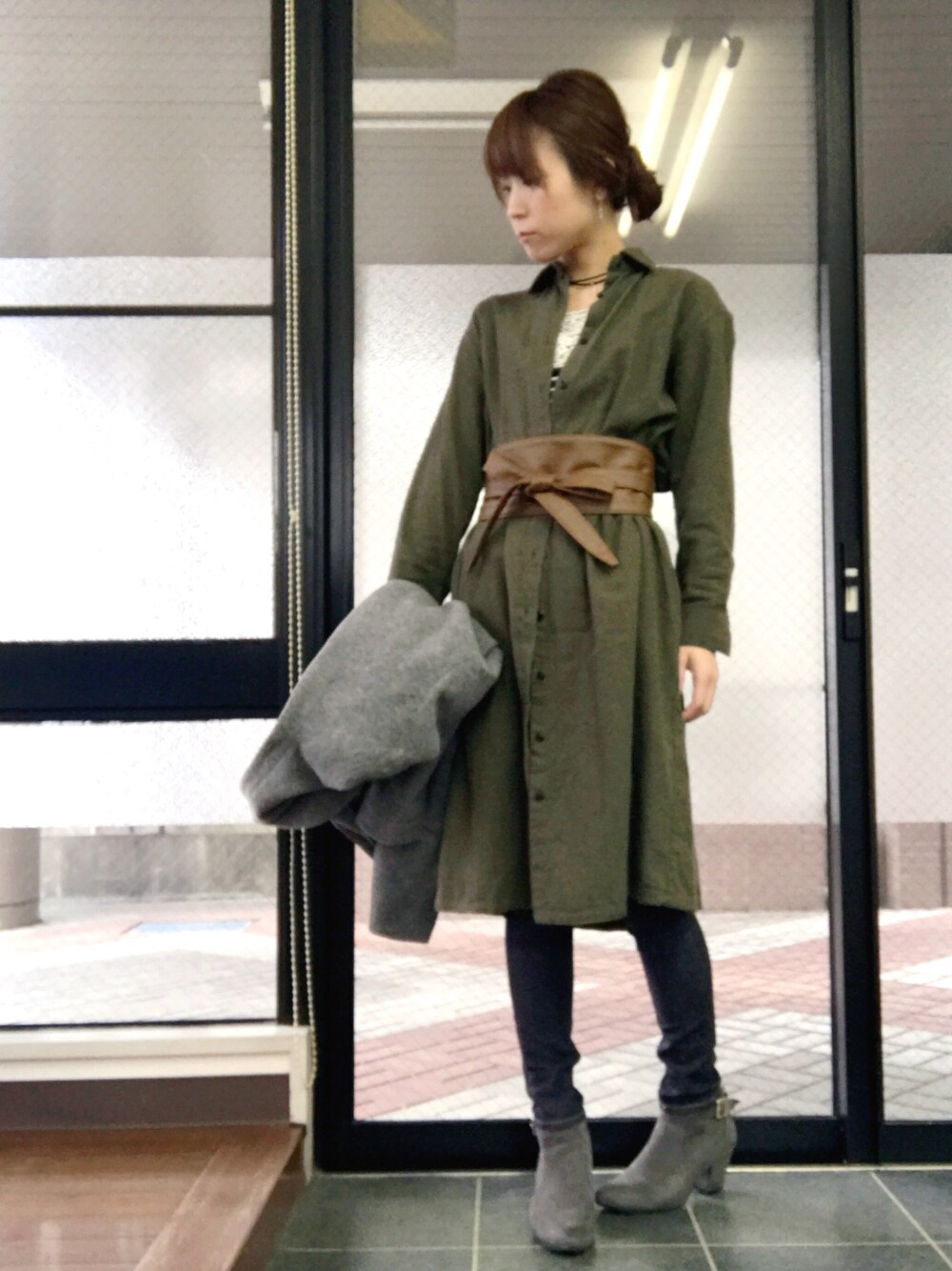 「スキニー、ロングシャツ、シャツワンピ、ボーダートップス、シンプルコーデ、通勤コーデ、ラクチンコーデ、オトナカジュアル、サッシュベルト、シニヨン」｜「しまむらのアイテム（ネックレス、ブラック系）」を使った、aiさん（レディース・159cm）の冬コーディネートの1枚目の写真