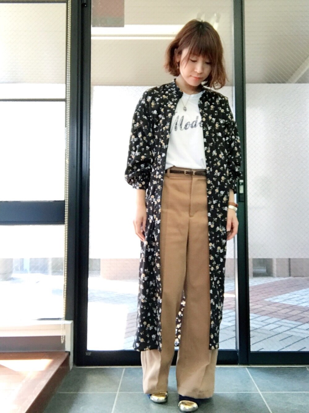 「ワンピース、花柄、GU、しまむら、ワイドパンツ、パンツスタイル、春、花柄ワンピース、通勤コーデ、ラクチンコーデ」｜「しまむらのアイテム（ワンピース、ブラック系）」を使った、aiさん（レディース・159cm）の春コーディネートの1枚目の写真