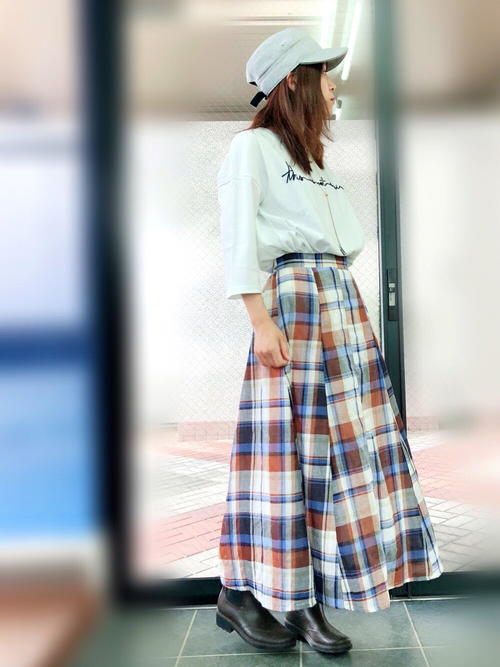 「#チェック、#キャスケット、＃スカート、#帽子、#カジュアル、#白、#レインシューズ、#ロングスカート、#ロゴT、#シンプル」｜「Championのアイテム（キャスケット、グレー系）」を使った、aiさん（レディース・159cm）の夏コーディネートの1枚目の写真