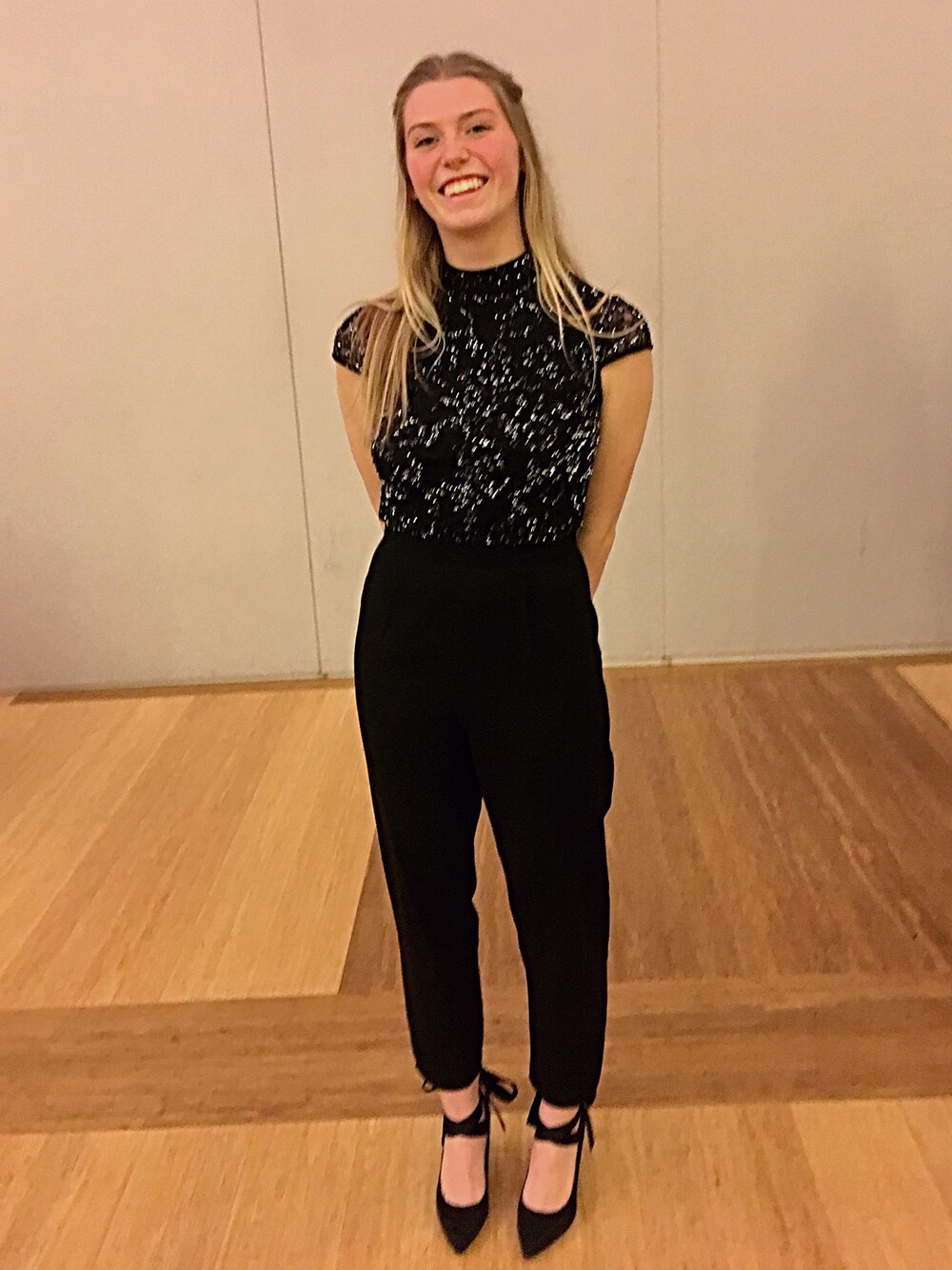 「evening、black、sequins、jumpsuit、Edgy」｜「asosのアイテム（サロペット/オーバーオール、ブラック系）」を使った、Sueさん（レディース・175cm）の冬コーディネートの1枚目の写真