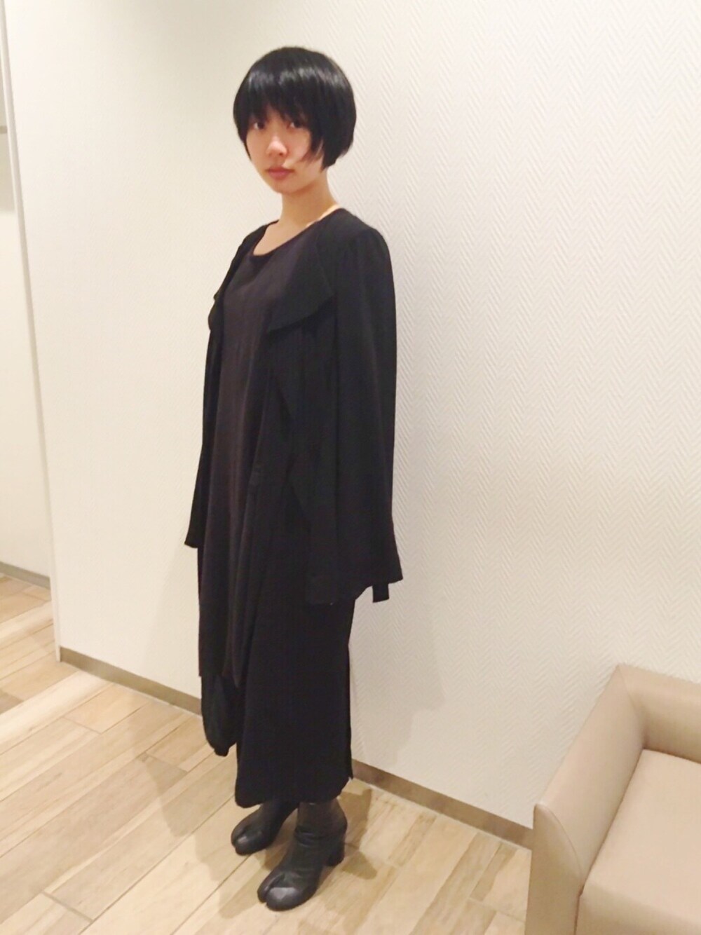 「ひつまぶし、オールブラック、変形コート、足袋ブーツ」｜「Y'sのused 天竺縦縞のワンピース（ワンピース、ブラック系）」を使った、3achiel /さん（レディース・157cm）の春コーディネートの1枚目の写真