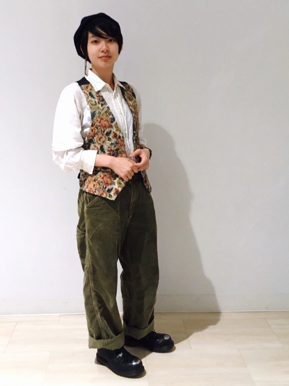 「秋服準備はじめました、carhartt、古着コーデ、おおぶりピアス、シャツイン、コーデュロイパンツ、ゴブラン、autumn」｜「Dr. MartensのPETRI LIMITED 0409/1460（その他シューズ、ブラック系）」を使った、3achiel /さん（レディース・157cm）の秋コーディネートの1枚目の写真