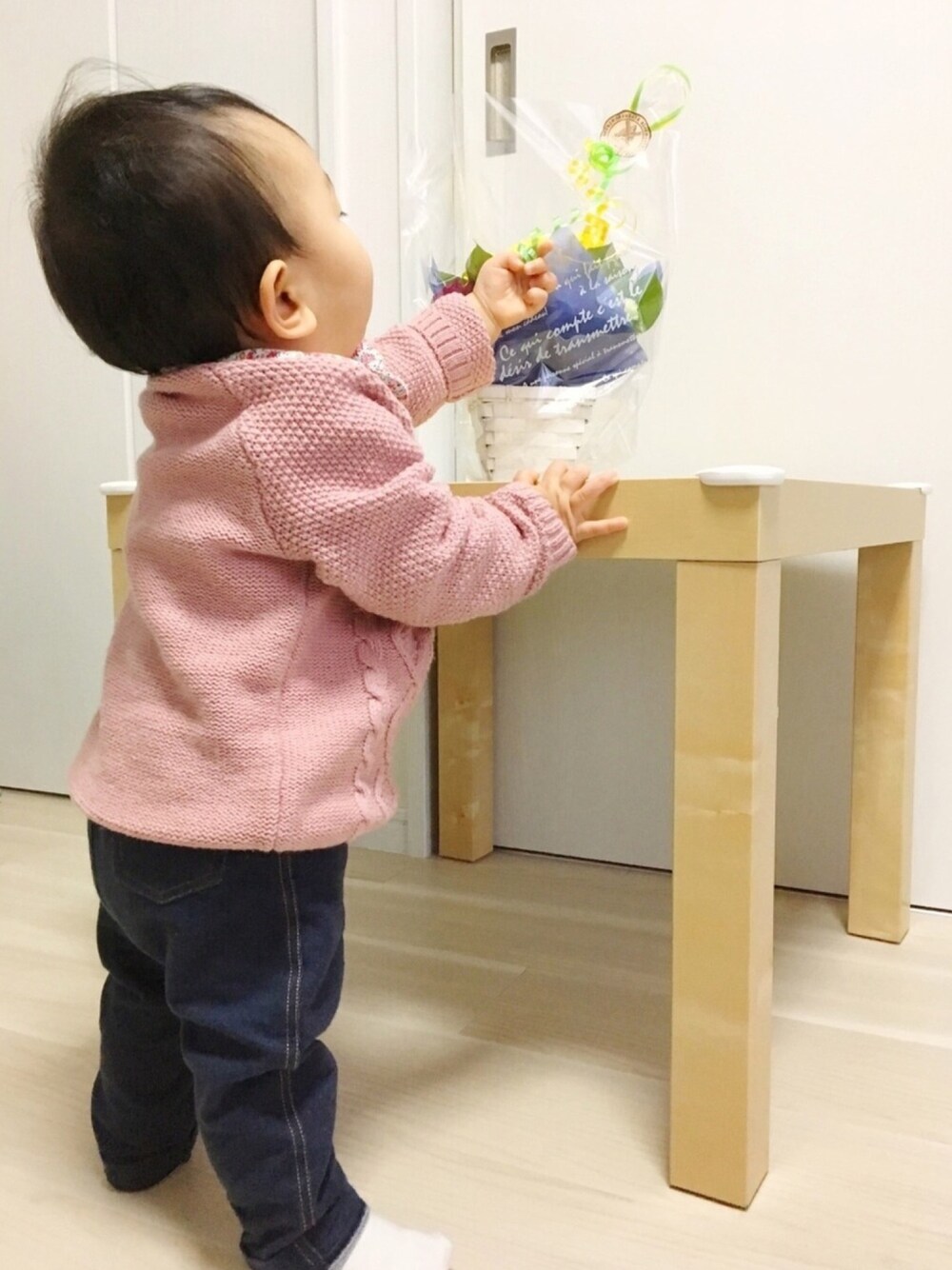 「9ヶ月、シンプル」｜「H&Mのアイテム（ニット/セーター、ピンク系）」を使った、3achiel /さん（キッズ・70cm）の秋コーディネートの1枚目の写真