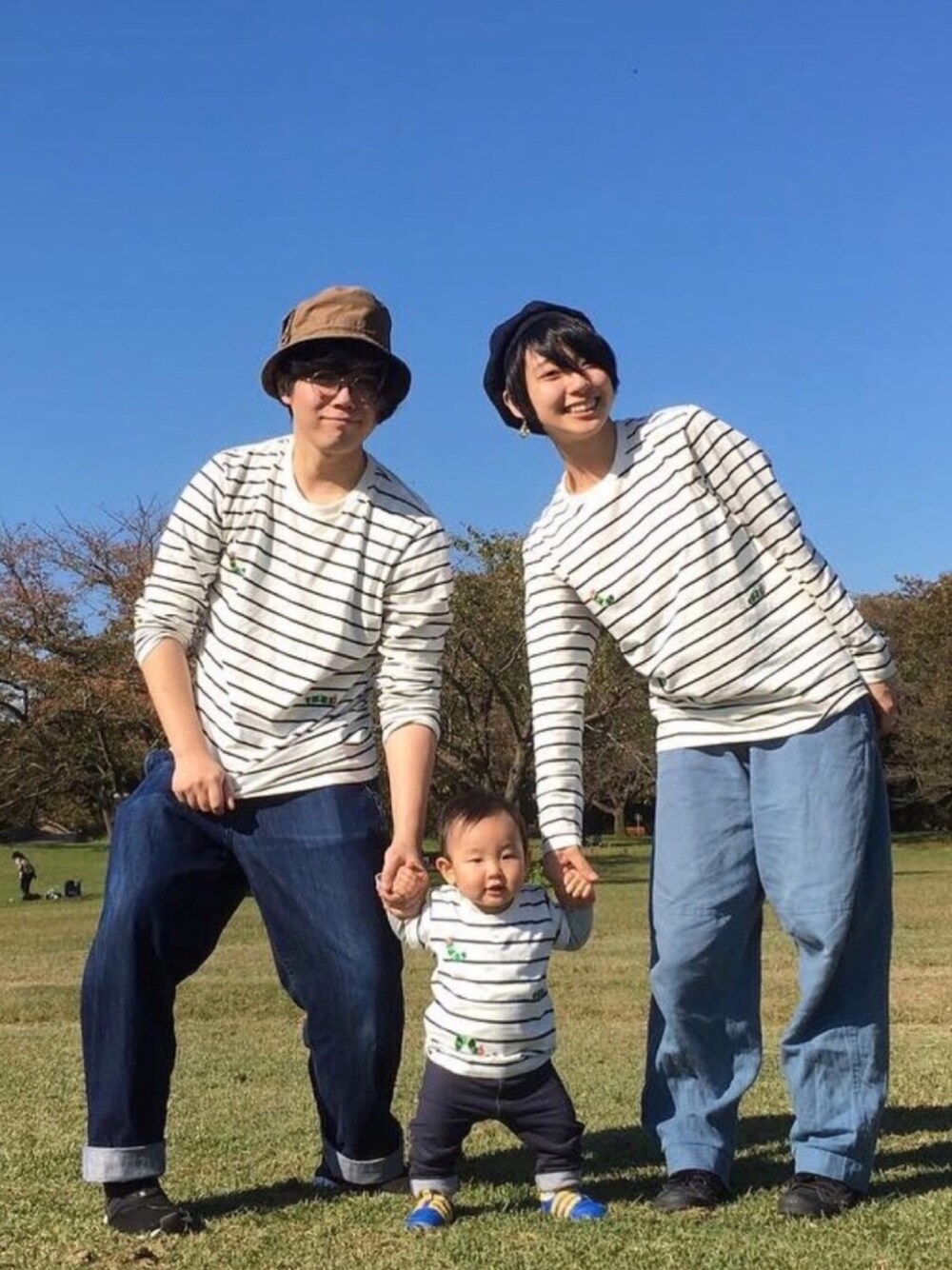 「CA4LA、UNIQLO、adidas、converse、リンクコーデ、家族、フレンチカジュアル、はらぺこあおむし、メンズライク、ZOZOTOWN掲載」｜「Design Tshirts Store graniphのコラボレーションボーダーロングスリーブティー / プレイング(エリックカール)（Tシャツ/カットソー、ホワイト系）」を使った、3achiel /さん（メンズ・172cm）の秋コーディネートの1枚目の写真