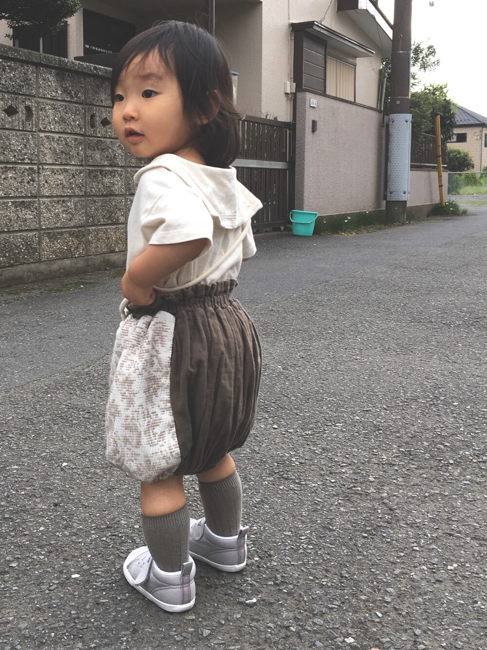 「セーラーカラー、ジャックパーセル、１歳８ヶ月、韓国子供服、くすみカラー」｜「BEAMSのアイテム（Tシャツ/カットソー、ベージュ系）」を使った、3achiel /さん（キッズ・80cm）の秋コーディネートの1枚目の写真