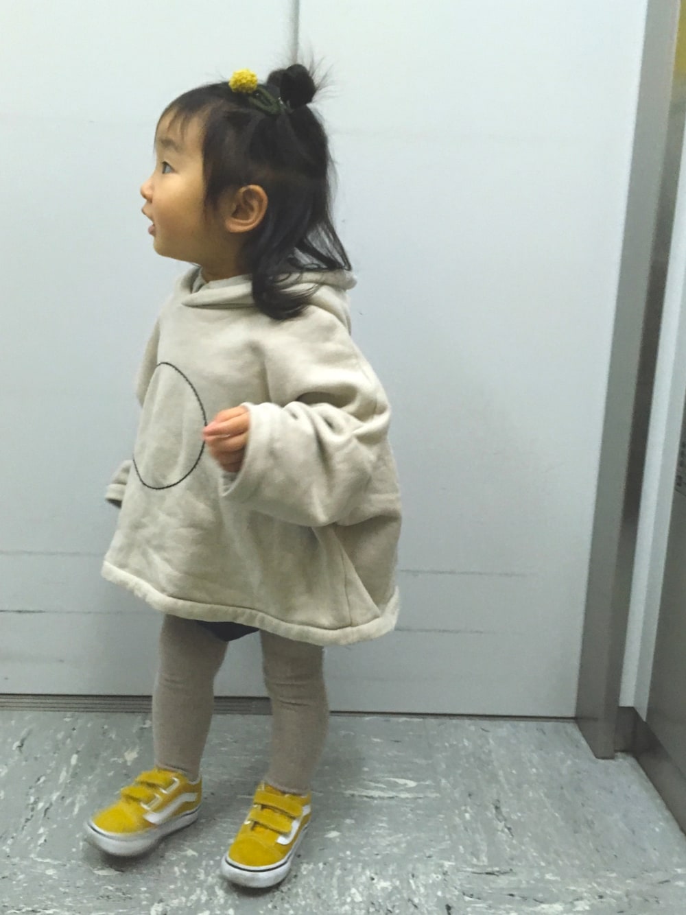 「無印良品、韓国子供服、オーバーサイズ、リメイク、ブラウン色に染まれ、2歳、イエロー」｜「guno•のアイテム（パーカー、グレー系）」を使った、3achiel /さん（キッズ・80cm）の冬コーディネートの1枚目の写真