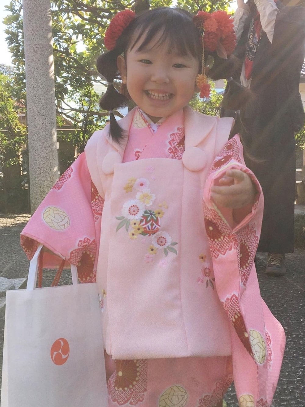 「七五三、753、女の子、和服、神社、レンタル着物」｜「ふりふのお花ヘアクリップ2種（その他ヘアアクセサリー、レッド系）」を使った、3achiel /さん（キッズ・90cm）の秋コーディネートの1枚目の写真