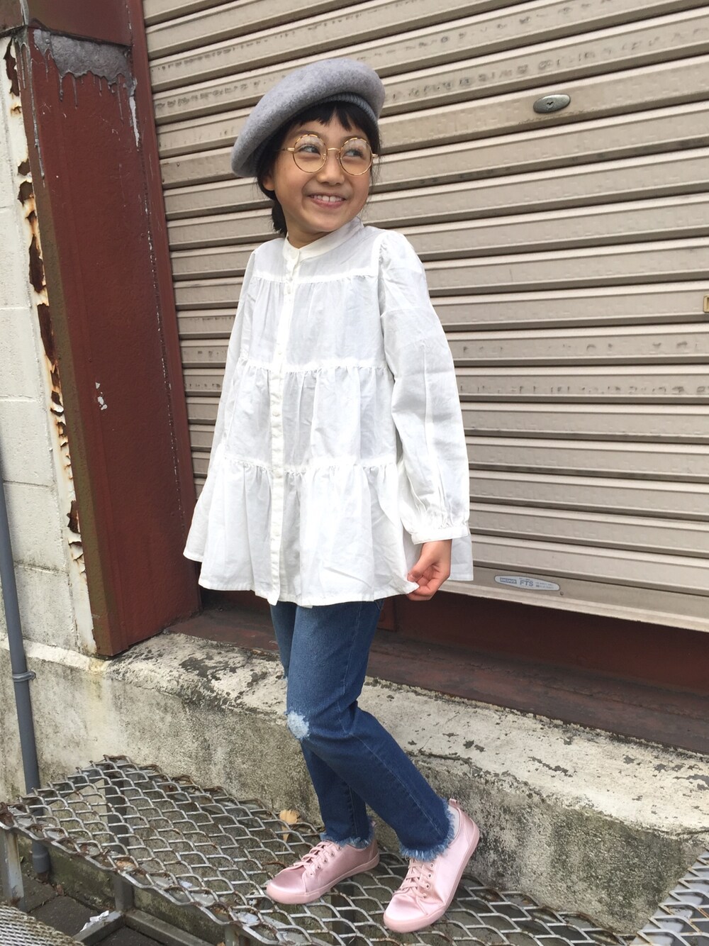 「キッズコーデ、キッズファッション、小学生、おんなのこ、グローバルワーク(GLOBAL WORK)、ベレー帽×メガネ」｜「Right-onのアイテム（メガネ、ゴールド系）」を使った、lionさん（キッズ・127cm）の冬コーディネートの1枚目の写真
