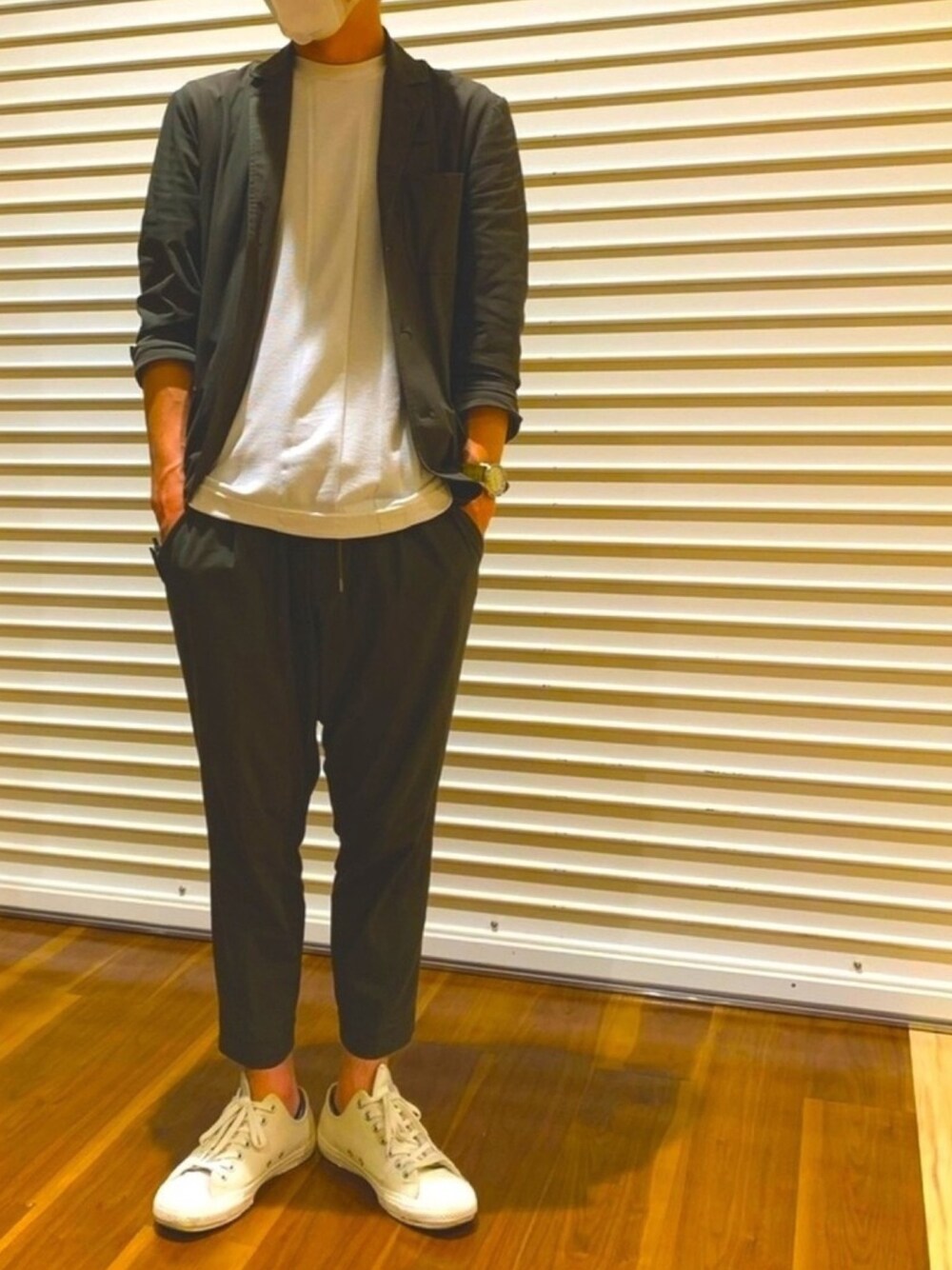 「大人カジュアル、セットアップ、カーキ、シンプル、スニーカーコーデ、ootd」｜「melpleのアイテム（パンツ、グリーン系）」を使った、HIROYUKI KONISHIさん（メンズ・172cm）の夏コーディネートの1枚目の写真