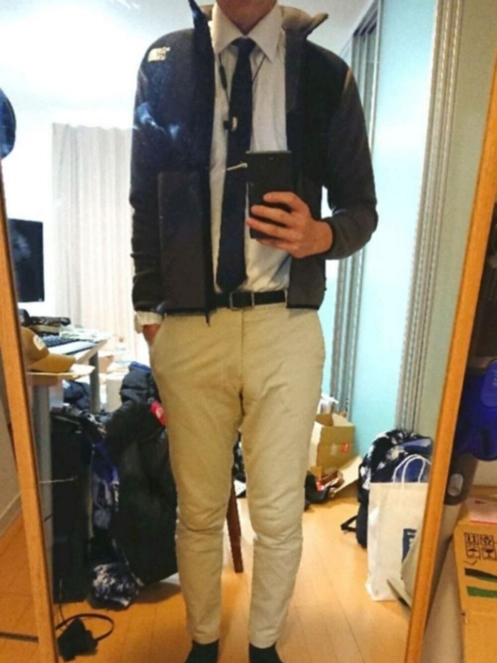 「仕事着、カジュアルコーデ、シンプルコーデ、大人カジュアル、H&M、ノースフェイス、ネクタイ、シャツスタイル、チノパン、G-SHOCK」｜「THE NORTH FACEのアイテム（その他アウター、ブラック系）」を使った、Kazuhiro Yamoriさん（メンズ・183cm）の冬コーディネートの1枚目の写真