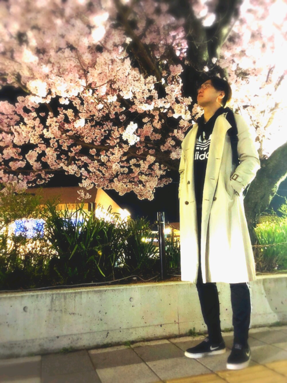 「はるコーデ、黒、black、ストリート、ラフ、トレンチコート、ジャージ、adidas、yohji yamamoto 、桜」｜「adidasのアイテム（パーカー、ブラック系）」を使った、Kazuhiro Yamoriさん（メンズ・183cm）の春コーディネートの1枚目の写真
