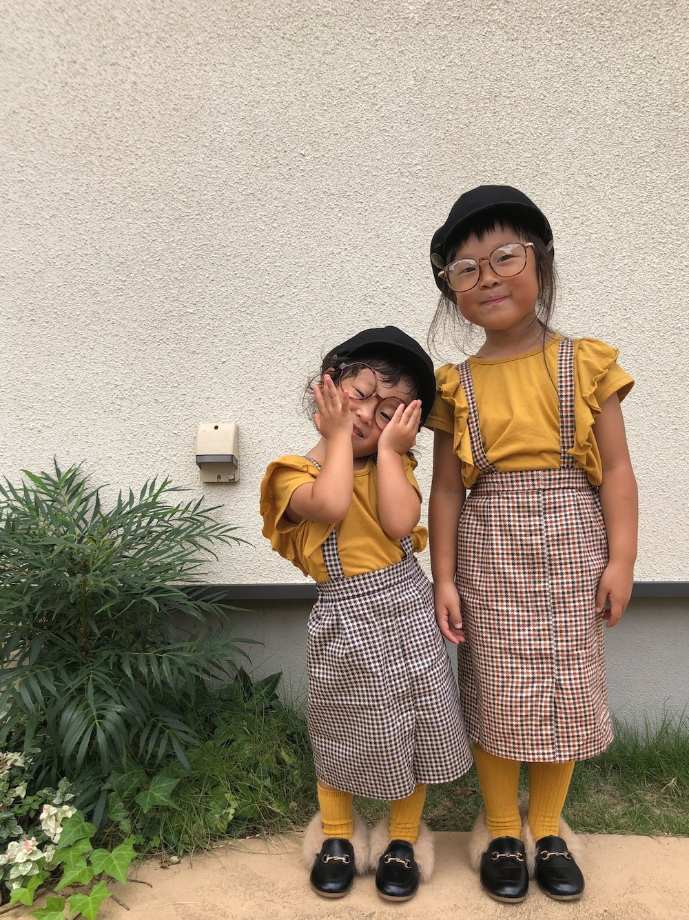 イエロー系のTシャツ/カットソー、その他のスカート、その他のスカートを着用したキッズの秋コーディネートの1枚目の写真