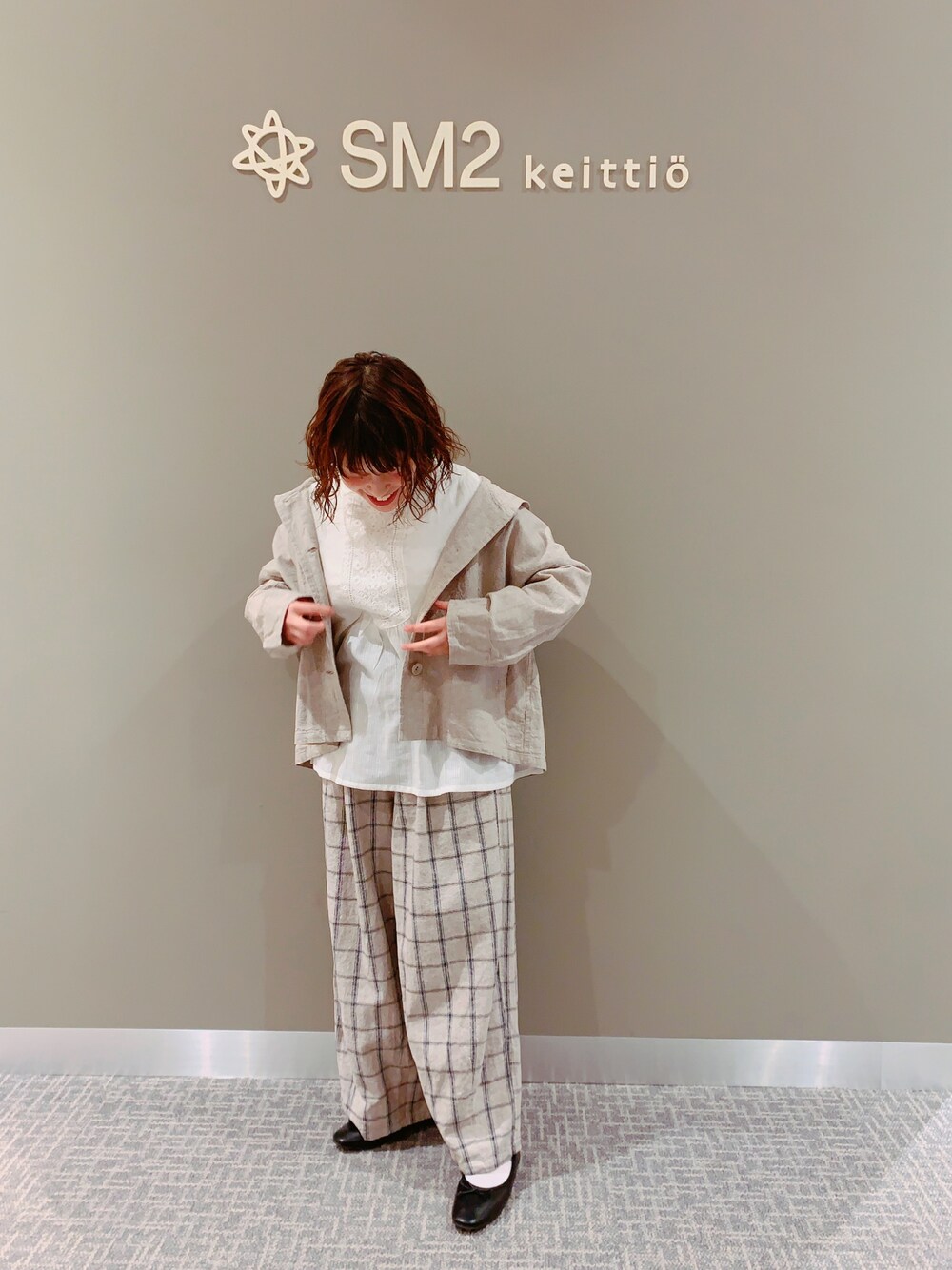 「春コーデ、ゆるコーデ、ベージュコーデ、ベージュ、セットアップ、チェックパンツ、Samansa Mos2、SM2、ナチュラル、ナチュラルガーリー」｜「Samansa Mos2の綿麻フードジャケット（その他アウター、ベージュ系）」を使った、yukaさん（レディース・153cm）の春コーディネートの1枚目の写真
