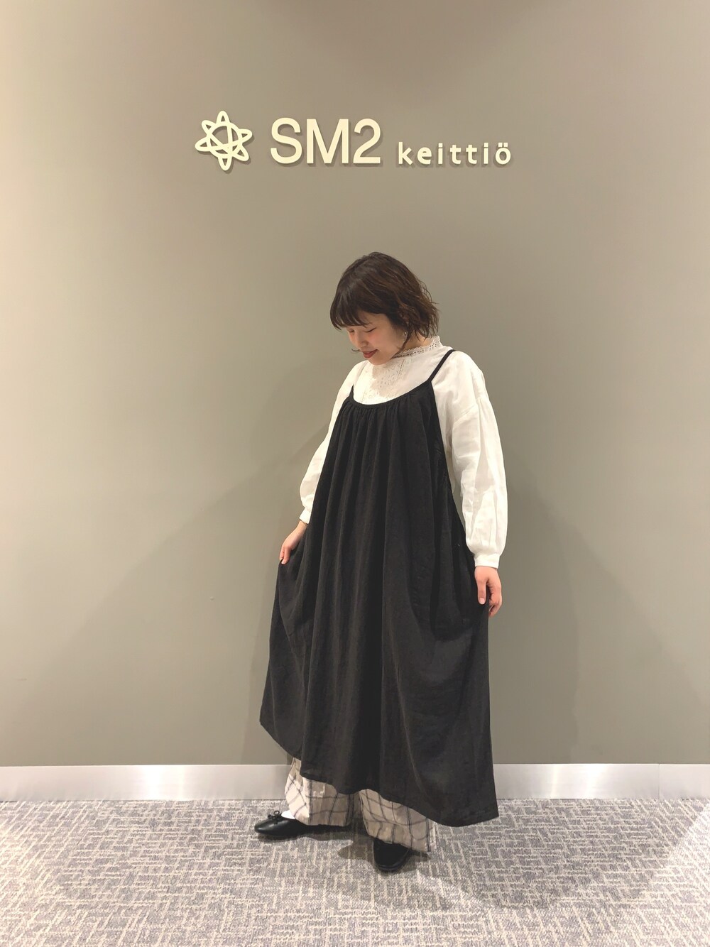 「大人カジュアル、おしゃれさんと繋がりたい、パンツスタイル、キャミワンピ、キャミワンピース、ナチュラルコーデ、ナチュラル、ナチュラルガーリー、Samansa Mos2、SM2」｜「Samansa Mos2の胸元パーツレースブラウス（シャツ/ブラウス、ホワイト系）」を使った、yukaさん（レディース・153cm）の春コーディネートの1枚目の写真