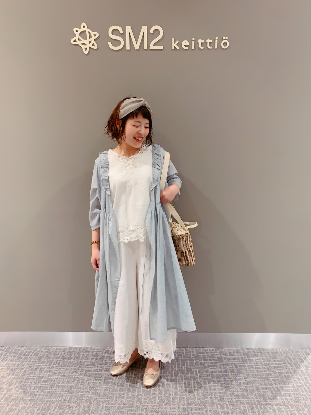 「春コーデ、セットアップ、カシュクール、バテンレース、レースパンツ、パンツスタイル、ナチュラル、ナチュラルガーリー、Samansa Mos2、SM2」｜「Samansa Mos2のムラ染めカシュクールワンピース（ワンピース、ブルー系）」を使った、yukaさん（レディース・153cm）の春コーディネートの1枚目の写真