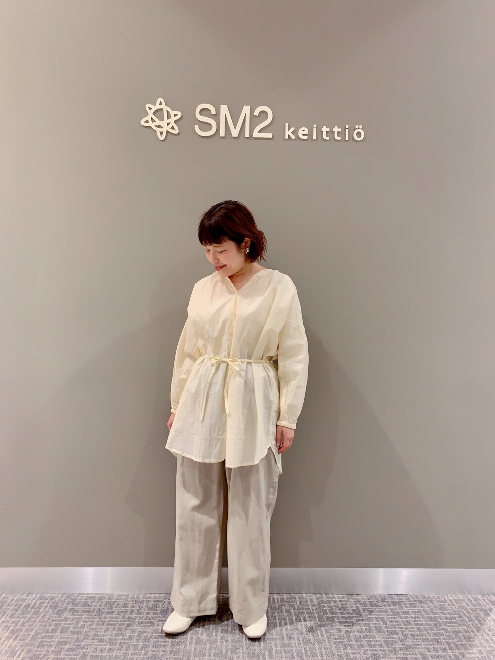 「春コーデ、カジュアルコーデ、ホワイトコーデ、ワイドパンツ、ブラウス、インド綿、プチプラ、Samansa Mos2 blue、お洒落さんとつながりたい」｜「Samansa Mos2 blueのボリュームギャザーブラウス（シャツ/ブラウス、ホワイト系）」を使った、yukaさん（レディース・153cm）の春コーディネートの1枚目の写真