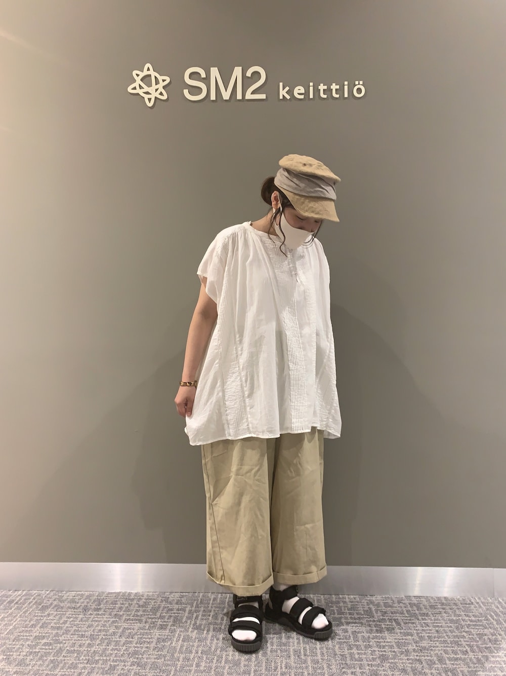 「カジュアルコーデ、パンツスタイル、ワイドパンツ、チュニック、ホワイト×ベージュ、夏コーデ、低身長コーデ、SM2、Samansa Mos2」｜「Samansa Mos2のピンタックチュニック（シャツ/ブラウス、ホワイト系）」を使った、yukaさん（レディース・153cm）の夏コーディネートの1枚目の写真