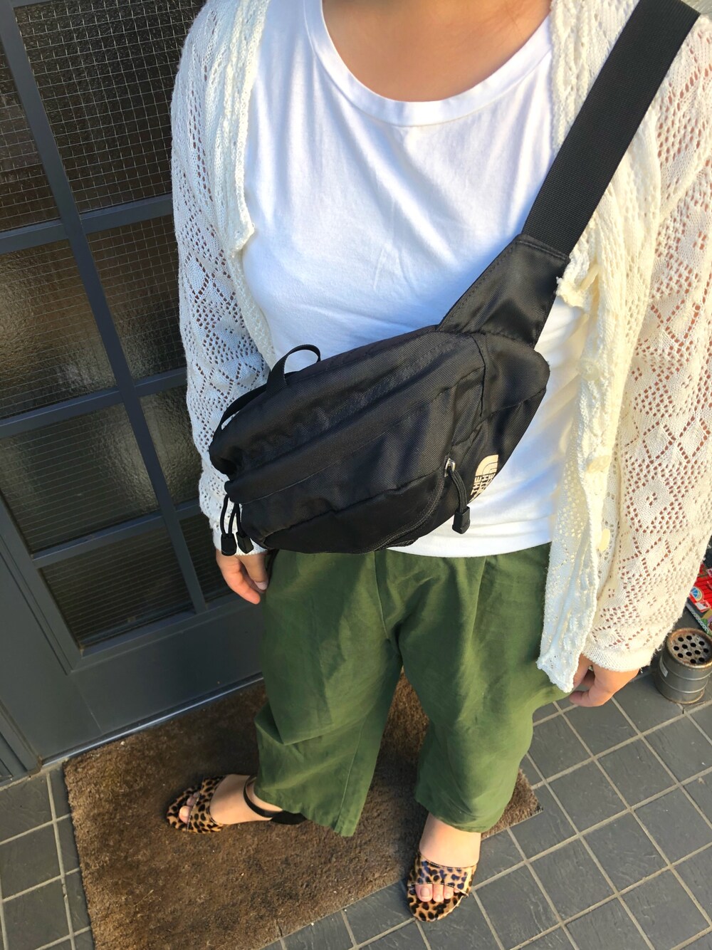 「MERLOTのアイテム（カーゴパンツ、グリーン系）」を使った、aさん（レディース・150cm）の秋コーディネートの1枚目の写真