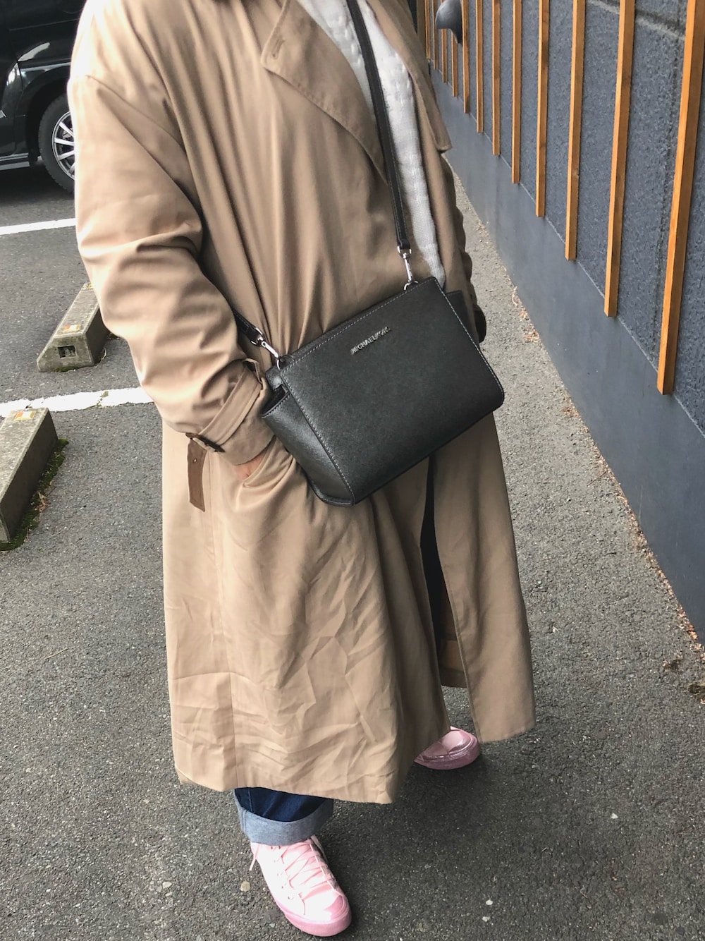 「MICHAEL KORSのアイテム（ショルダーバッグ、グレー系）」を使った、aさん（レディース・150cm）の冬コーディネートの1枚目の写真