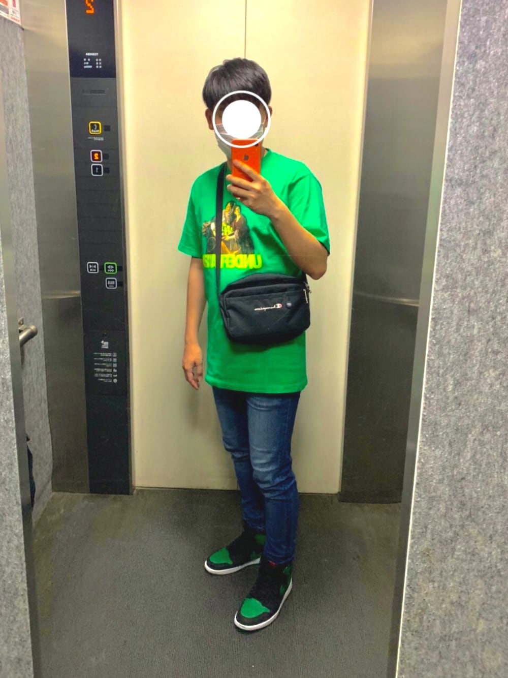 「シンプル、夏、プチプラコーデ、ビックシルエット、Tシャツ、デニムパンツ、エアジョーダン、ナイキ、スニーカー、スニーカーコーデ」｜「Championの【CHAMPION/チャンピン】リップミニショルダーバック/ロゴ刺繍（ショルダーバッグ、ブラック系）」を使った、ごんざえもんさん（メンズ・168cm）の春コーディネートの1枚目の写真